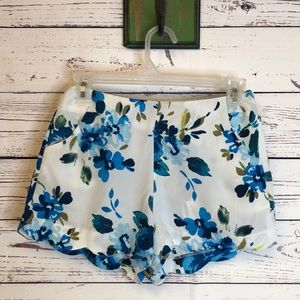 Gloss scalloped floral‎ shorts with pockets